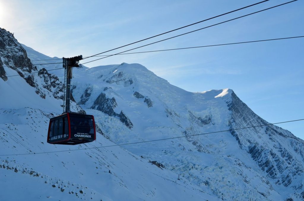 Le téléphérique de l'Aiguille du Midi, au-dessus de Chamonix