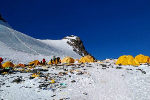 Everest_plus_haute_décharge_du_monde_Doma_SHERPA_AFP